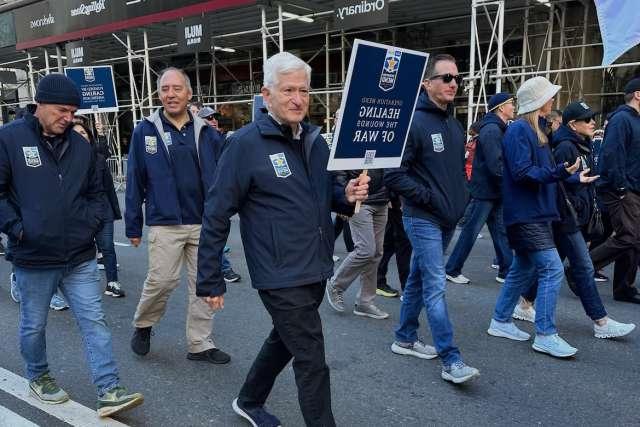 总理吉恩·布洛克和“修复行动”特遣队的其他成员参加了纽约市的退伍军人节游行.